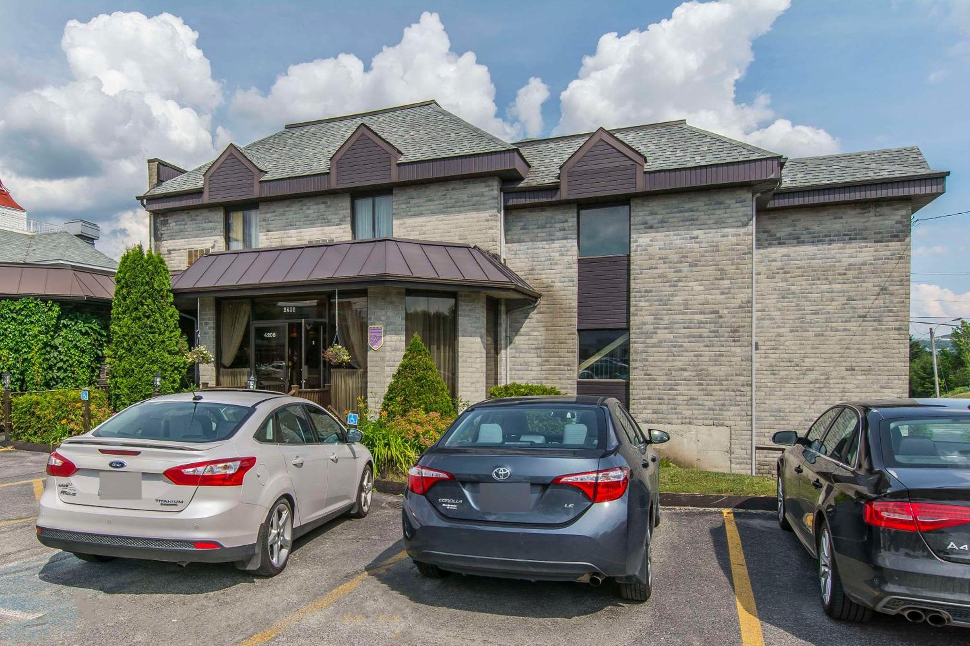 Quality Hotel & Suites Sherbrooke Exterior photo